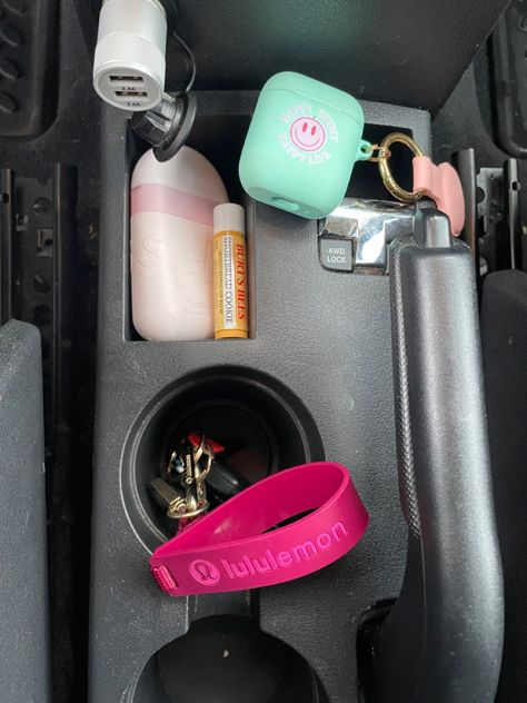 Honda Fit Interior Decor, Car Cleaning Aesthetic, Clean Girl Car Aesthetic, Preppy Car Decor, Car Decorations Interior Girly, Aesthetic Car Keys, First Car Aesthetic, Car Interior Aesthetic, Preppy Car