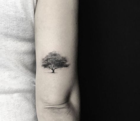 Tattoo photo - Oak-tree tattoo by Daniel Berdiel Live Oak Tree Tattoo, Tree Tattoo Arm, Cousin Tattoos, Tree Tattoo Men, Floral Back Tattoos, Red Oak Tree, Oak Tree Tattoo, Back Of Arm Tattoo, Movie Tattoos