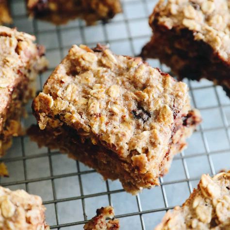 Oatmeal Breakfast Bars Oats Breakfast Bars, Banana Quinoa Breakfast Bars, Rolled Oats Breakfast, Oatmeal Breakfast Bars Healthy, Hearty Breakfast Recipes, Healthy Brunch Ideas, Quinoa Breakfast Bars, Heart Healthy Snacks, Healthy Oatmeal Breakfast