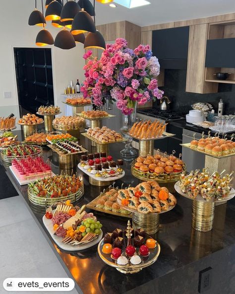 Small Party Catering Ideas, Elegant Buffet Set Up, Mothers Day Dinner Party Ideas, Buffet Table Set Up, Food Set Up For Party Buffet Tables, Food Catering Ideas Buffet Tables, Brunch Set Up, Graduation Party Food Table, Party Food Containers