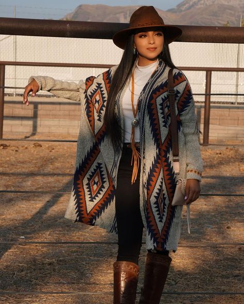 𝓜𝓸𝓷𝓪𝓻𝓬𝓪 on Instagram: “The perfect Fall cardigan is here!! 😍🍂 NEW Itzel cardigan launches on Friday! ✨🦋 Pumpkin Patch date ready in this outfit 💕 • • • • • • • •…” Fall Western Outfits Women, Takuachita Outfits, Cowgirl Outfits For Women, Mode Country, Look Hippie Chic, Cute Cowgirl Outfits, Cowgirl Style Outfits, Outfits For Mexico, Southern Outfits