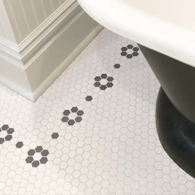 Like the border Bath Tile Design, Kids Bathroom Design, Austin House, Tile Border, Black And White Bathroom, Hex Tile, Bright Bathroom, Penny Tile, Bathroom Tile Designs