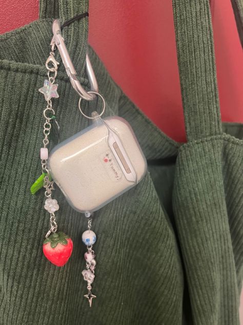 Tote Bag With Keychain, Airpod Keychain Aesthetic, Cute Backpack Charms, Aesthetic Bag Keychains, Backpack Charms Aesthetic, Aesthetic Bag Charms, Aesthetic Keychain For Backpack, Backpack Keychains Diy, Backpack Accessories Keychain