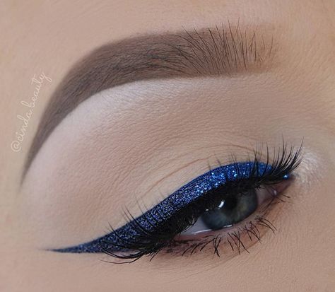 50 Eye Makeup Ideas | Art and Design Glittery Eyeliner, Make Up Designs, Learn Makeup, Blue Eyeliner, Glitter Eyeliner, Eye Makeup Designs, Makijaż Smokey Eye, How To Apply Eyeliner, Eyeliner Tutorial