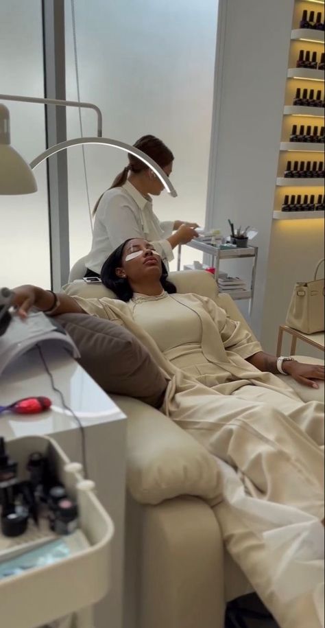 Luxury Spa Aesthetic Salon, Black Selfcare Aesthetic, Maintence Aesthetic, Getting Lashes Done Aesthetic, Lash Business Aesthetic, Esthetician Aesthetic, Esthetician Room, Life Vision Board, Hair Done