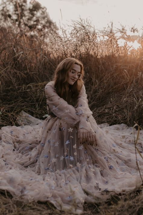 Long Gown Pose Ideas, Fluffy Dress Photoshoot, Puffy Dress Photoshoot, Pose Ideas Sitting, Md Poses, Prom Dress Photoshoot, Tulle Dress Photoshoot, Flowy Dress Photoshoot, Photography Ideas Nature