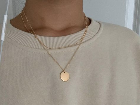 Gold Minimalist Jewelry, Necklace Aesthetic, Jewelry Styling, Daily Wear Jewellery, Golden Necklace, Modest Fashion Outfits, Layered Necklace, Club Outfits, Anniversary Ring