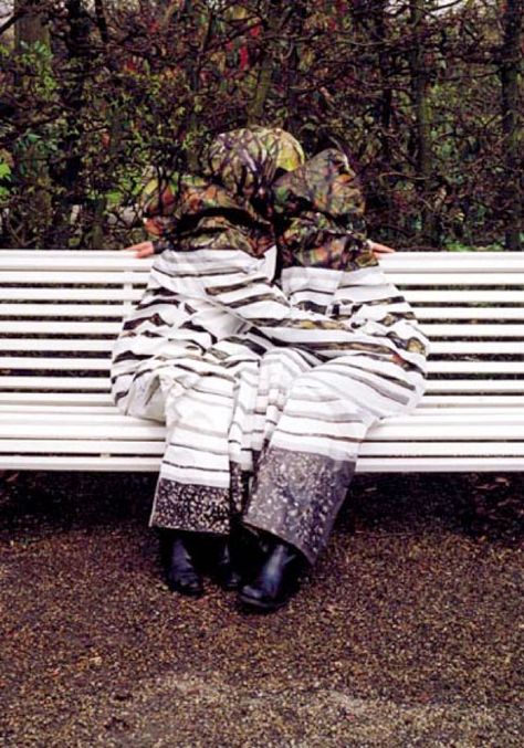 Liu Bolin and Desiree Palmen. Shadowed of self. Hidden Art, Dutch Artists, Optical Illusions, Park Bench, Body Painting, Interesting Art, Body Art, Camouflage, Cool Photos