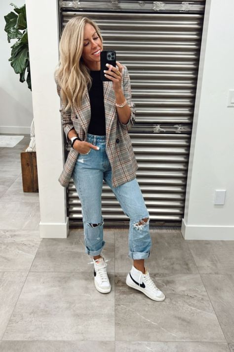 Blazer And Sneakers Outfit, Plaid Blazer Outfit, Jeans Blazer, Blazer Outfits Casual, Looks Jeans, Blazer Outfits For Women, Ținută Casual, Casual Work Outfits, Looks Chic