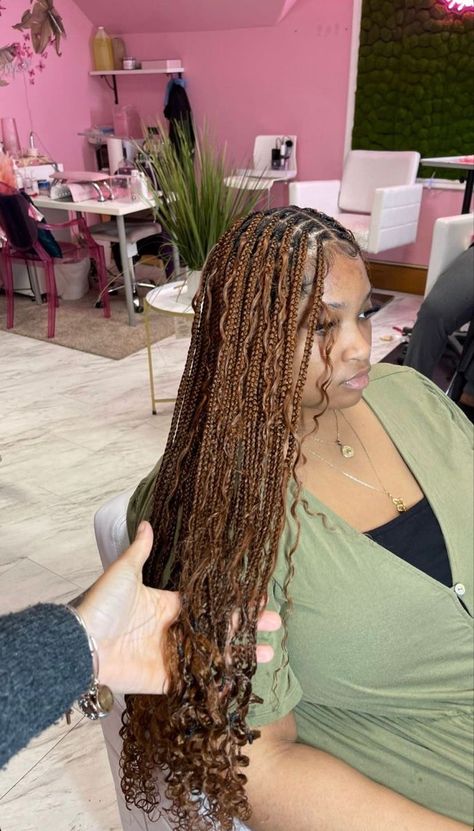 Brown Braids For Black Women With Curls, Black Goddess Braids With Brown Curls, Brown Knotless With Curls, Color 30 Knotless Braids With Curls, Honey Brown Bohemian Knotless Braids, Chocolate Brown Boho Braids, Light Brown Knotless Braids With Curls, Color 30 Boho Braids, Color 30 Goddess Braids