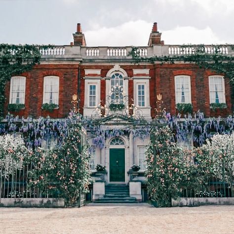 Obama House, Bridgerton House, Bridgerton Birthday Party, Mint Green Walls, Vanderbilt Mansions, Greenwich Park, Monochromatic Color Scheme, Casa Vintage, Brick Facade