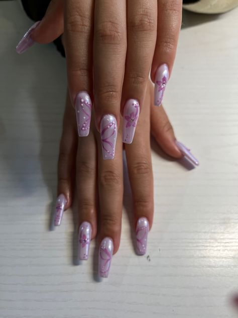 Purple Hawaiian Nails, Dark Purple Butterfly Nails, Purple Hibiscus Nails, Butterfly Chrome Nails, Butterfly Purple Nails, Purple Flower Nail Designs, Y2k Purple Nails, Lilac Butterfly Nails, Purple Fairy Nails