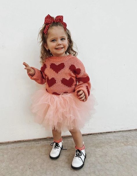 Birthday Theme Outfits, Kindergarten Outfits, Kenzie Lunt, Toddler Valentine Outfits, Valentines Baby Photos, Baby Valentines Day Outfit, Girls Valentines Outfit, Toddler Fits