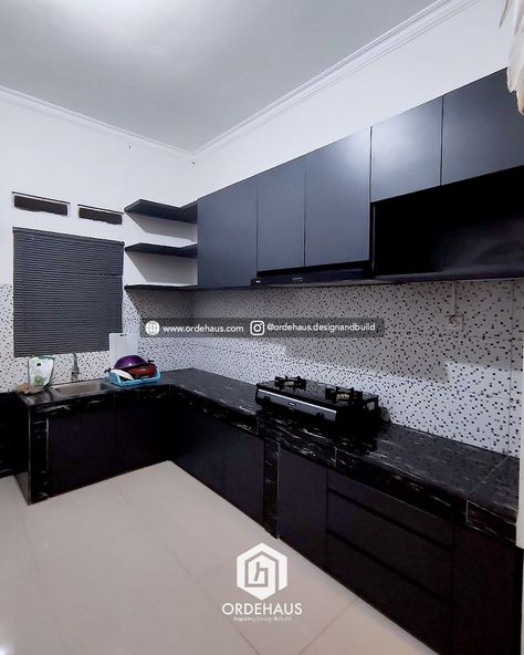 🍽️ Dapur Modern Minimalis dengan Sentuhan Elegan 🍽️ Menampilkan desain dapur modern minimalis, ruang ini didominasi oleh kabinet hitam matte yang elegan, menciptakan kontras yang menawan dengan backsplash bermotif mozaik putih. Lampu LED tersembunyi di bawah kabinet memberikan pencahayaan yang sempurna untuk area kerja dan menambah nuansa futuristik pada dapur. Kombinasi warna hitam dan putih ini memberikan kesan bersih dan rapi, menjadikan dapur tidak hanya fungsional tetapi juga estetis. ... Kitchen Set Minimalist, Kitchen Set, Kitchen Sets, Backsplash, Led