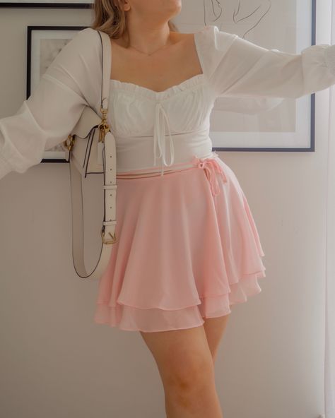 Short Skirts Outfits For Summer, Long Skater Skirt, Pink Skirt Outfits, Skater Skirt Outfit, Skater Skirt Dress, Short Skirts Outfits, Short Summer Skirts, Vibrant Outfits, Recruitment Outfits