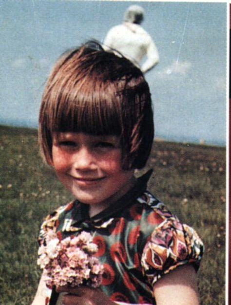 (Solway Firth Spaceman)  No one knows why a spaceman appears in this photo. Jim Templeton took the picture in 1964 and insists the spaceman wasn't present at the time the photo was taken. The photo was confirmed to be authentic and altered in no way. Bizarre :) Mysterious Photos, Alien Videos, Alien Pictures, Alien Sightings, Ufo Footage, Alien Photos, White Figures, Unexplained Phenomena, Life On Mars