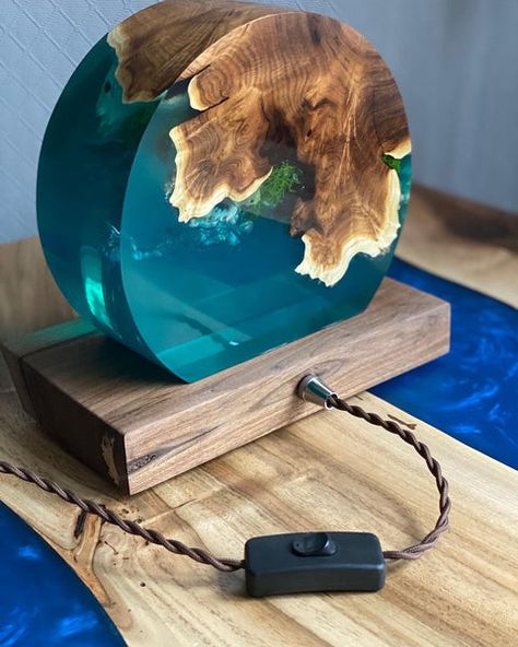 Diy Resin Lamp, Resin Wood Lamp, Seni Resin, Diy Resin Table, Resin And Wood Diy, Maluchy Montessori, Wall Art Gold Leaf, Hemma Diy, Diy Resin Projects