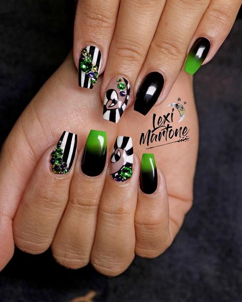 Lexi Martone🌙🔮💀 on Instagram: “beetlejuice. beetlejuice. beetlejuice. 🖤💀💚 using @valentinobeautypure acrylic💀 book at @salonmartone” Oogie Boogie Nails Acrylic, Male Nails, Decorative Nails, Tema Halloween, Holloween Nails, Cute Halloween Nails, Beetlejuice Beetlejuice, Goth Nails, Fall Acrylic Nails