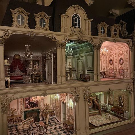 Christine Lee on Instagram: “All lit up! #miniature #miniature #miniatures #oneinchscale #112scale #french #chateau #mansion #luxury #house #interiordesign…” Miniature Castle Dollhouse, Rococo Mansion, Miniature Crafts Diy Dollhouse Furniture, Mini Castle House, Doll House Aesthetic, Doll House Miniature, Miniature Chateau, Mini Chateau, Luxury Dollhouse