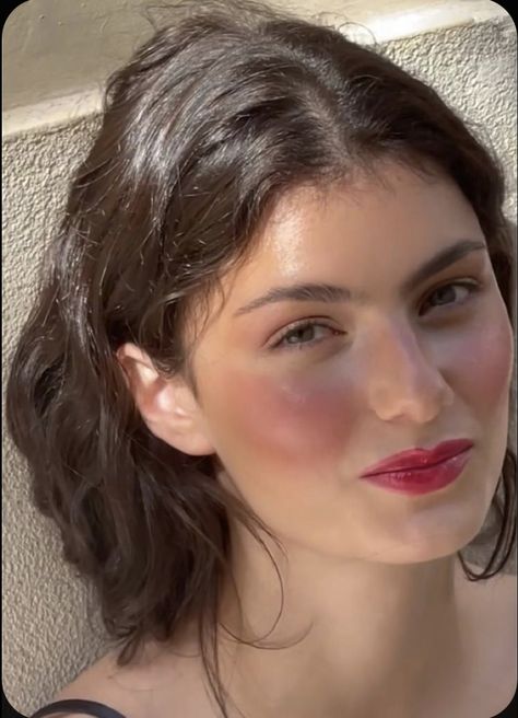 Natural Blush Makeup Look, Flushed Makeup Look, Parisian Makeup, French Girl Makeup, Strawberry Makeup, French Makeup, Creative Makeup Looks, Yves Rocher, Glowy Makeup