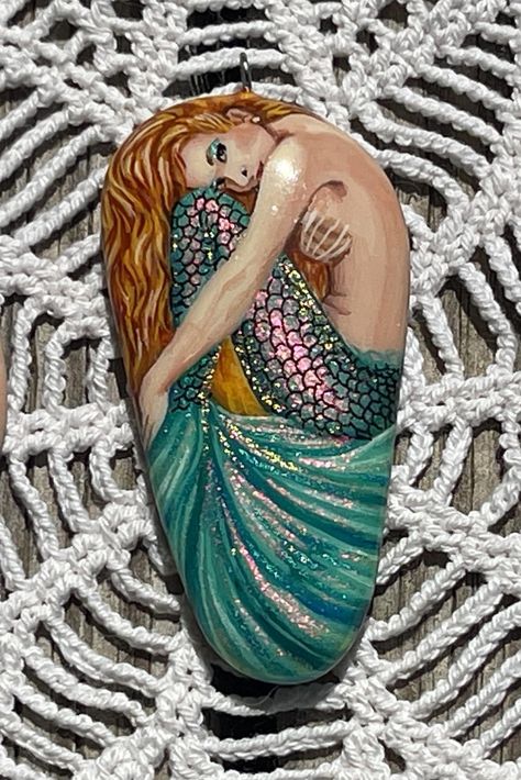 Mermaid Rock Painting, Painting Seashells Ideas, Rock Painting Ideas Aesthetic, Stone Pictures Pebble Art, Fabric Paint Diy, Beach Art Painting, Painted Rock Animals, Mermaid Painting, Painted Rocks Kids