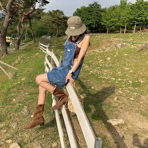 Cowgirl Princess, Countryside Outfit, Countryside Girl, Zoo Outfit, Farmer Outfit, Girly Style Outfits, Farmer Girl, Female Farmer, Modern Cowgirl