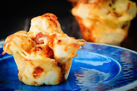 Easy to make, pull apart pizza muffins that are perfect for supper or a snack, or as an easy on-the-go meal. The whole family will love these pizza muffins! Pull Apart Pizza Muffins, Pizza Muffins Recipe, No Rise Pizza Dough, Pull Apart Pizza, Smoked Salmon Bagel, Muffins Easy, Pizza Muffins, Pizza Sauce Recipe, Pizza Sauce Homemade