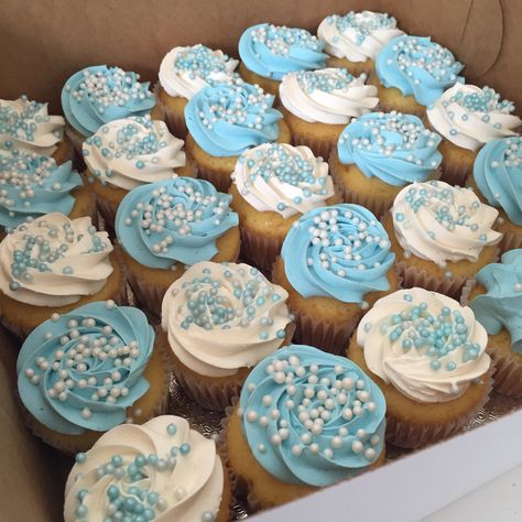 Blue and white baby shower cupcake Gateau Baby Shower Garcon, Baby Shower Cupcakes For Boy, Baby Boy Sprinkle, Cupcakes For Boys, Idee Babyshower, Sprinkle Shower, Boy Baby Shower Ideas, Baby Shower Treats, Baby Shower Cakes For Boys