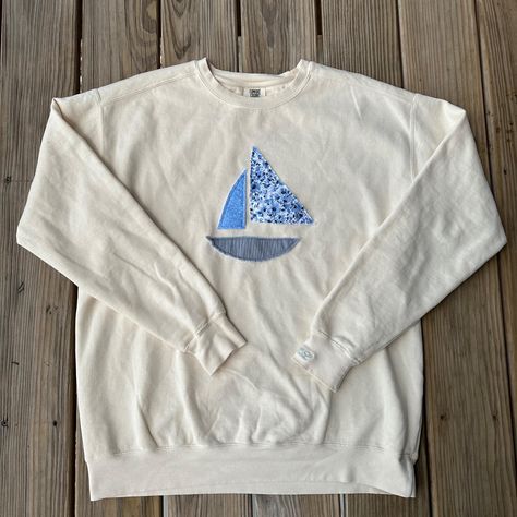 Comfort colors crewneck with a patchwork sailboat hand-sewn by me using fabric scraps. (In the image there is embroidery on the cuff, there will be no embroidery on your order). - Crewneck color: Ivory - Unisex - Size up for an oversized fit! - Content: 80% Ring Spun Cotton & 20% Polyester - Care: machine wash, cold, separately, use non-chlorine bleach if needed, tumble dry, normal, low heat, do not iron, do not dry clean Sweatshirt Designs Diy, Embroidery Top Designs, Diy Crewneck Sweatshirt Ideas, Patch Work Clothes, Patchwork Sweatshirt Diy, Patch Work Sweatshirt, Patchwork Shirt Diy, Hand Embroidery Sweatshirt, Sewn Sweatshirt