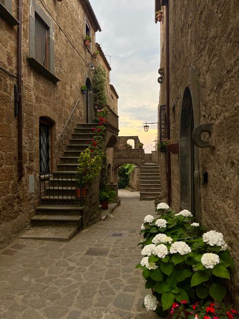 I took this pic :) Italian Town, Aesthetic Architecture, Italian Aesthetic, Italian Architecture, Europe Destinations, Italian Style, My Favorite, Italy, Road