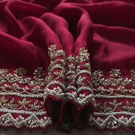 ♥️🧁D@D♥️🧁 Maroon Premium Pure Organza Silk drapes of luxury embellished with antique pearl sequins cut daana handwork & running handwork bp @ ₹7500 shipping free for Our Resellers Colour Customisation Possible ♥️ Dupatta Handwork Designs, Maroon Embroidery, Handwork Dupatta, Saree Handwork Designs, Aari Work Designs Pattern Hand Embroidery, Digital Fashion Design, Organza Styles, Hand Work Design, Mehndi Simple