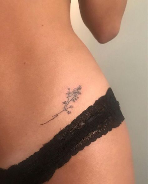 Girly Tattoo Placement, Subtle Tramp Stamp, Hipbone Tattoos For Women, Small Lower Stomach Tattoos For Women, Clean Girl Tattoo Aesthetic, Tattoo On Waist For Women, Low Waist Tattoos For Women, Miniature Tattoos For Women, Hip Tattoo Aesthetic