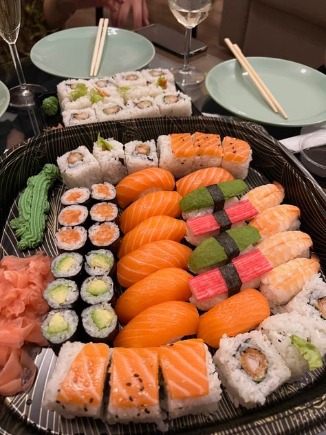 Sushi good Aesthetic Food Sushi, Japan Food Sushi, Sushi Homemade, Resep Sushi, Sushi Take Out, Snack Sushi, Aesthetic Sushi, Koreansk Mat, Restaurants In Japan