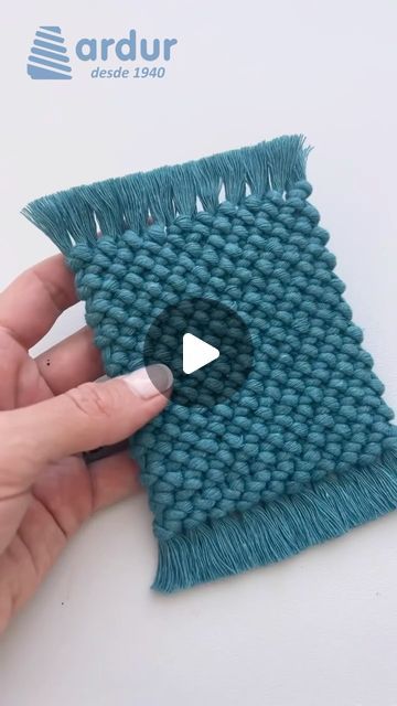 Ardur - Hilos para Macrame y Crochet on Instagram: "Hacelo con nuestros hilos de algodón, tenemos mas de 40 colores!  #macrame #artesanias #manualidades #crochet #decoracion #hilo #algodon #posavasos #individuales" Learn Macrame, Simpul Makrame, Pola Macrame, Macrame Knots Tutorial, Idee Cricut, Macrame Knots Pattern, Diy Yarn Crafts, Rope Crafts Diy, Rope Crafts