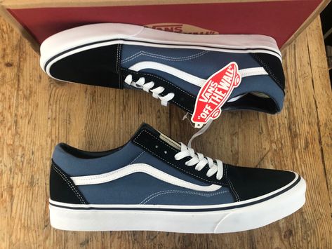 Black And Blue Vans, Vans Azul, Tennis Ideas, Black Vans Shoes, Vans Old School, Quirky Girl, Tenis Vans, Vans Original, Old Skool Black