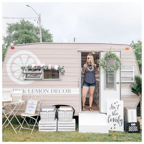 Caravan Shop Mobile Boutique, Craft Show Trailer, Cargo Trailer Boutique, Camper Boutique Mobile Shop, Boutique Trailer Mobile Shop, Trailer Boutique Ideas, Camper Boutique, Lemonade Trailer, Trailer Boutique