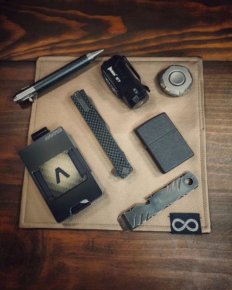 Hombre Prevenido Vale Por Dos! EVERYDAY CARRY 🇲🇽 EDC URBANO #edchank #edc #edcessentials #edcwallets #edcknife #edcurbano #edcgear #gentlemanedc #everydaycarry #ocasoknives #vaampiroedc #style #steel #instagood #insta #instagram #mensgear #menswallet #mensaccessory #enmisbolsillos #inmypocket Everyday Carry Edc, Edc Essentials, Mens Gear, Edc Knife, Edc Gear, Insta Instagram, Everyday Carry, Wallet Men, Gentleman