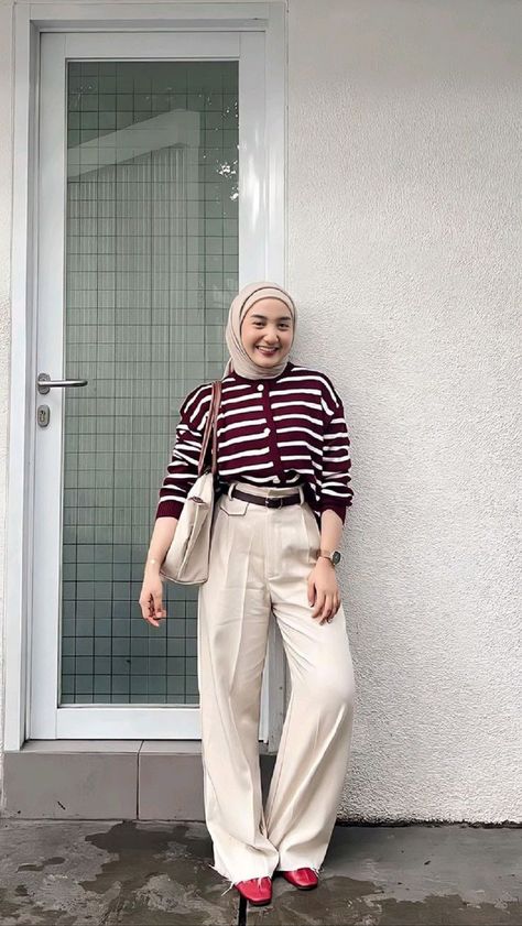 Outfit Hijab Simple, Mix And Match Outfits Hijab, Korean Style Hijab, Outfit Ngampus, Ootd Hijab Style, Maroon Outfit, Stylish Outfits Casual, Outfit Hijab Casual, Ootd Hijab Casual