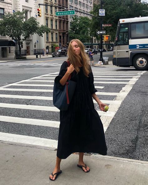 Amalie Moosgaard, Quoi Porter, Simple Summer Outfits, Look Formal, Puffed Sleeves Dress, Cheap Fashion, 가을 패션, 50s Fashion, Looks Style