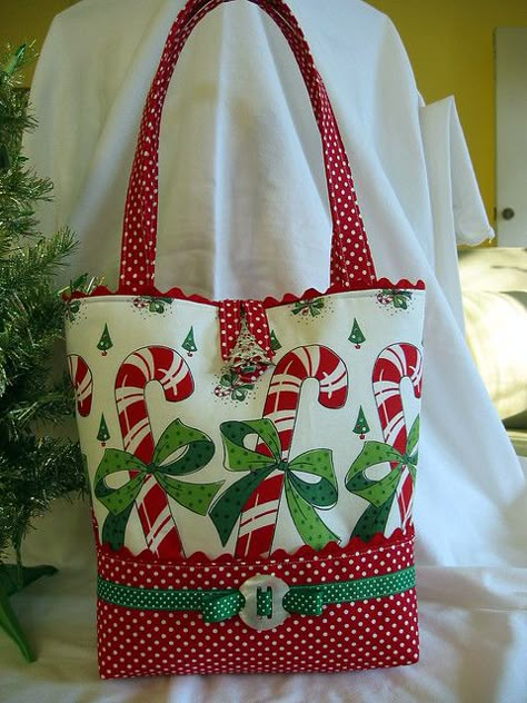 Fabric Christmas Bags, Tote Bags Design, Christmas Purse, Holidays 2023, Christmas Sewing Projects, Christmas Linen, Diy Bags Patterns, Christmas Tote Bags, Christmas Tote