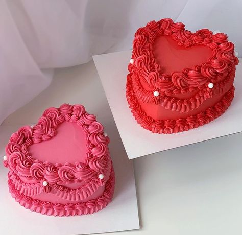 valentines day cakes Anniversary Cakes Ideas, Heart Cake Design, Shaped Cakes, Mini Torte, Heart Shaped Valentines, Heart Cakes, Mini Tortillas, Heart Shaped Cakes, Valentines Day Cakes