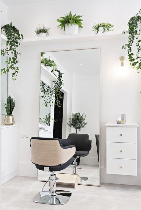 Salon Station Ideas Modern, Simple Salon Stations, Small Hair Salon, Salon Suite Decor, Home Hair Salons, Beauty Room Salon, Home Beauty Salon, Esthetics Room, Spa Room Decor