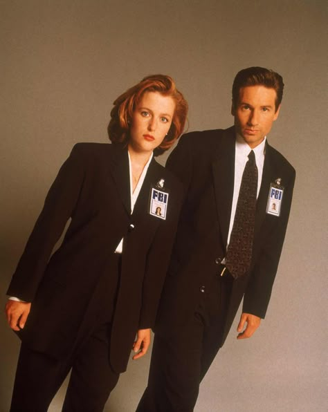 Gillian Anderson as 'Agent Dana Scully' & David Duchovny as 'Agent Fox Mulder' in The X Files (1993-2002, Fox) Scully Costume, Scully And Mulder, Scully Mulder, David And Gillian, 90s Halloween Costumes, Mulder And Scully, Chris Carter, Richard Diebenkorn, Mulder Scully