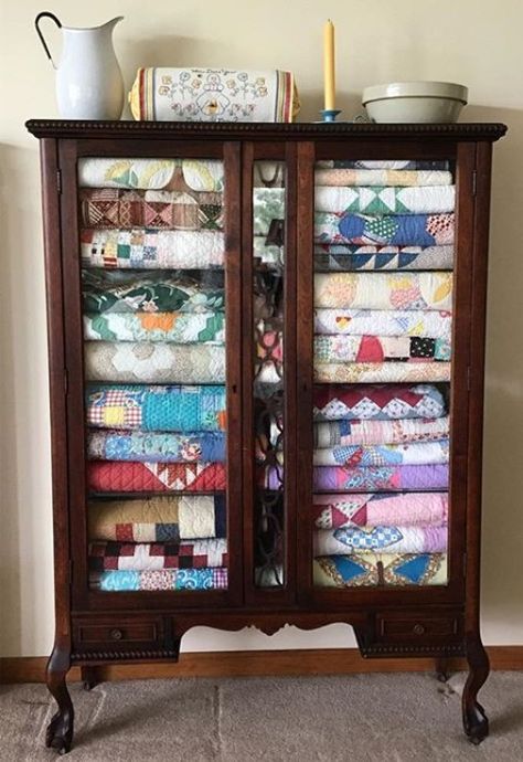 Blanket Storage Ideas, Quilt Cabinet, Quilt Display, Quilt Rack, Quilts Decor, Quilting Room, Quilt Storage, Blanket Storage, Sewing Rooms