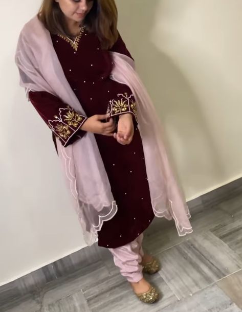 Velvet Suits Colour Combination, Mehroon Colour Combination Suits, Maroon Combination Outfit, Velvet Printed Suit Design, Mehroon Color Combination, Suit Colour Combination Punjabi, Velvet Punjabi Suits Party Wear, Mehroon Suit Designs, Churithar Pattern