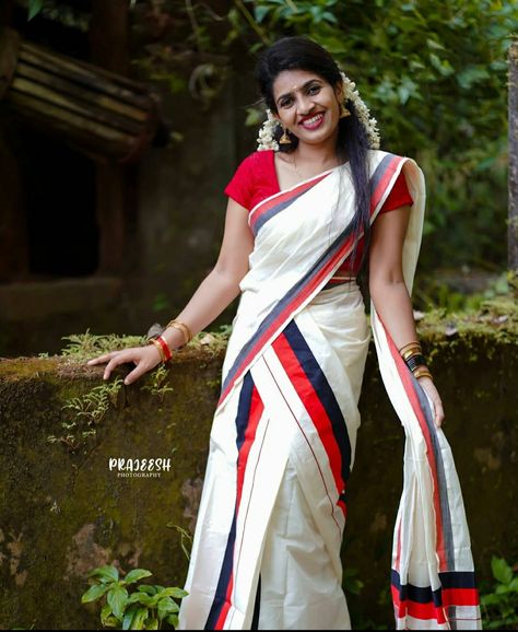 Setmundu Design, Kerala Sari, Kerala Saree Blouse, Onam Outfits, Kerala Saree Blouse Designs, Kasavu Saree, Kerala Wedding Photography, Kerala Wedding, Kerala Saree