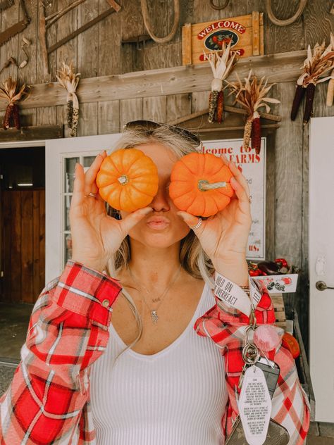 Cute Pumpkin Photoshoot, Cute Aesthetic Fall Pictures, Cute Pumpkin Patch Photo Ideas, Thanksgiving Photo Ideas Instagram, Poses With Pumpkins, Pumpkin Instagram Pictures, Fall Photo Prop Ideas, Solo Pumpkin Patch Pictures, Aesthetic Pumpkin Patch Pictures