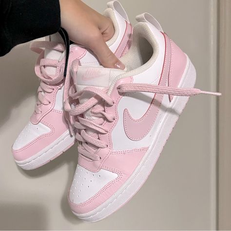 Shoes Nike Dunks, Nike Blazer Outfit, Pretty Sneakers, Pink Nike Shoes, Trendy Shoes Sneakers, Nike Shoes Girls, Nike Fashion Shoes, Basket Style, Preppy Shoes