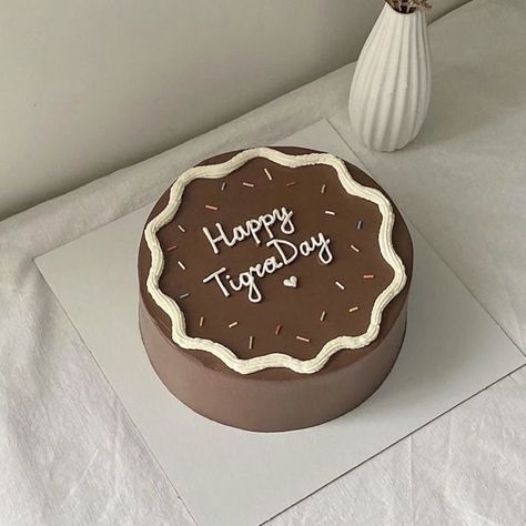 Cute Chocolate Cake Aesthetic, Aesthetic Cake Chocolate, Chocolate Cake For Boyfriend, Hbd Cake Aesthetic, Aesthetic Bento Cake Design, Chocolate Bento Cake Design, Bento Cake Design For Boyfriend Birthday, Kue Bento Cake Aesthetic, Simple Bento Cake Design