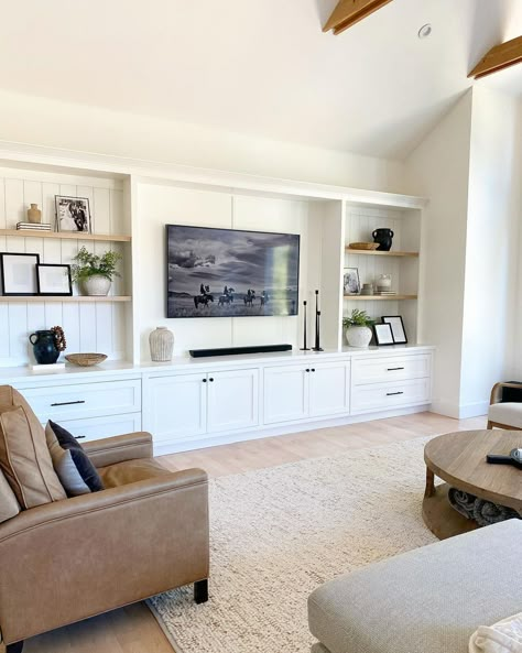 Built In Shelves Living Room, Living Room Built Ins, Living Room Wall Units, Living Room Entertainment Center, Living Room Entertainment, Living Room Tv Wall, Pool Parties, Built In Shelves, Living Room Inspo